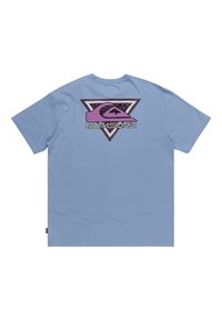 Camiseta de color azul claro con mangas cortas, que presenta un gran logotipo gráfico en púrpura y negro con un diseño triangular en la parte posterior.