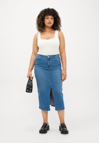 Denim midi krilo z sprednjim razporkom, modra barva, visok pas, pet žepni dizajn, v kombinaciji z belo majico z kvadratnim izrezom in črnimi dodatki.