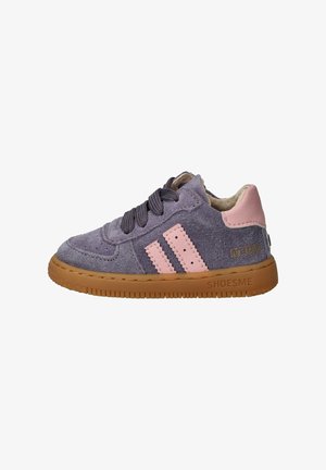 Baskets en daim violettes pour enfant avec des rayures roses, une languette rose au talon, des lacets noirs et une semelle en caoutchouc marron marquée "SHOESME."