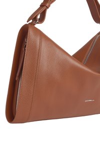 Bolso de hombro de cuero marrón con forma triangular, superficie texturizada, detalle de cremallera plateada y un logo de la marca grabado en el lado.