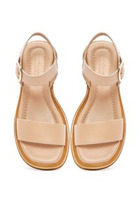 Sandali in pelle beige con una fascia anteriore e una fascia alla caviglia, caratterizzati da una fibbia dorata, texture liscia e suola marrone chiaro.
