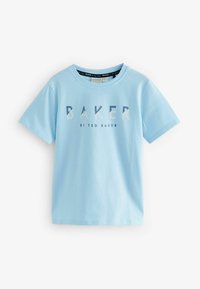 Camiseta de algodón azul claro con mangas cortas, que presenta la palabra "BAKER" en diversas texturas y colores, etiquetada como "de TED BAKER."