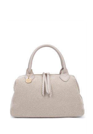 Borsa a strisce beige con dettagli in pelle liscia, manici arrotondati, doppie stringhe e un ciondolo dorato attaccato.
