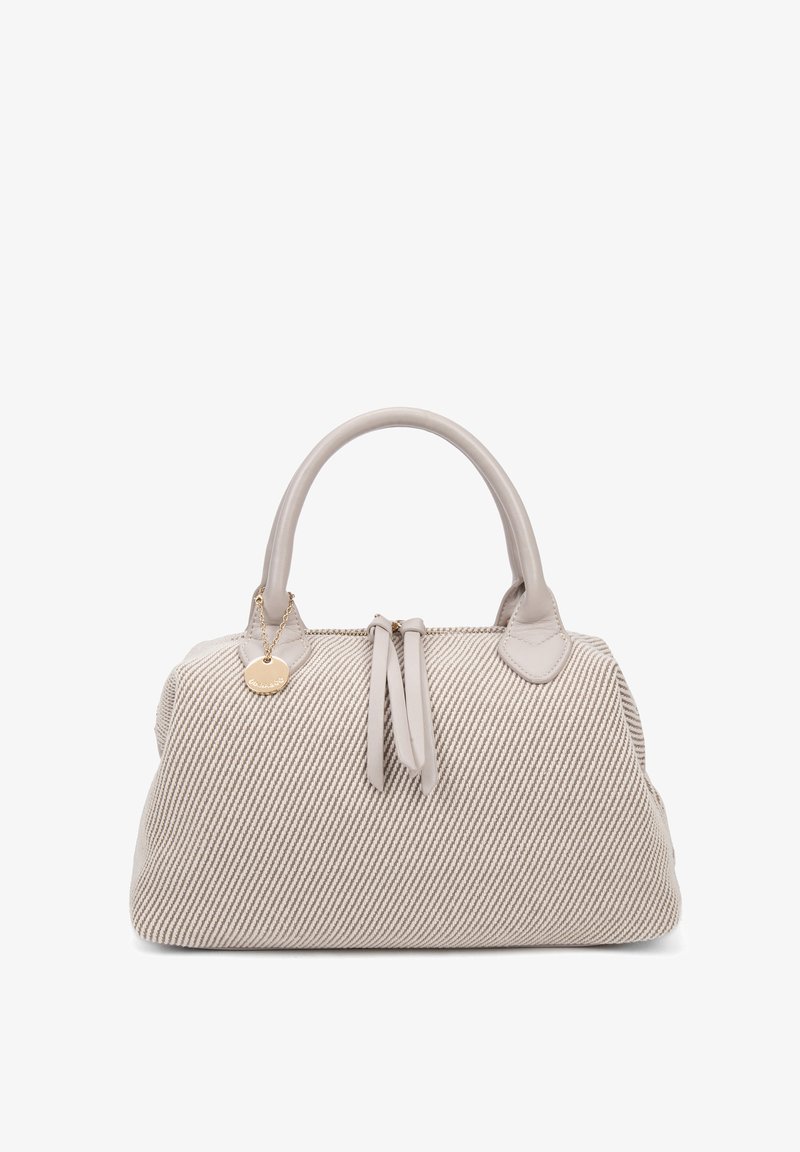 Borsa a strisce beige con dettagli in pelle liscia, manici arrotondati, doppie stringhe e un ciondolo dorato attaccato.
