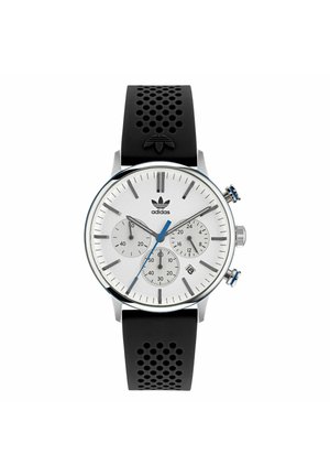 Montre ronde avec un boîtier en acier inoxydable, cadran blanc, trois sous-cadrans, bracelet en caoutchouc noir avec des trous, et accents bleus sur les aiguilles et la couronne.