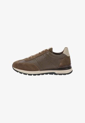 Zapatillas de ante y cuero marrón con cordones, acentos en beige en contraste, una puntera texturizada y una suela de goma. Marcadas "NeroGiardini."