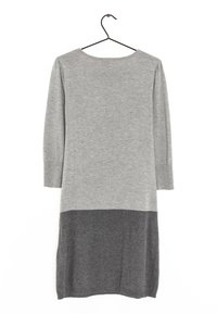 Abito grigio in maglia con maniche a tre quarti e scollatura rotonda, caratterizzato da un orlo di un grigio più scuro. Texture morbida e silhouette rilassata.