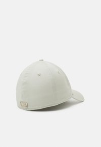 Casquette de baseball gris clair en coton ; elle se compose de six panneaux, d'un bord incurvé et d'un petit patch logo sur le côté.