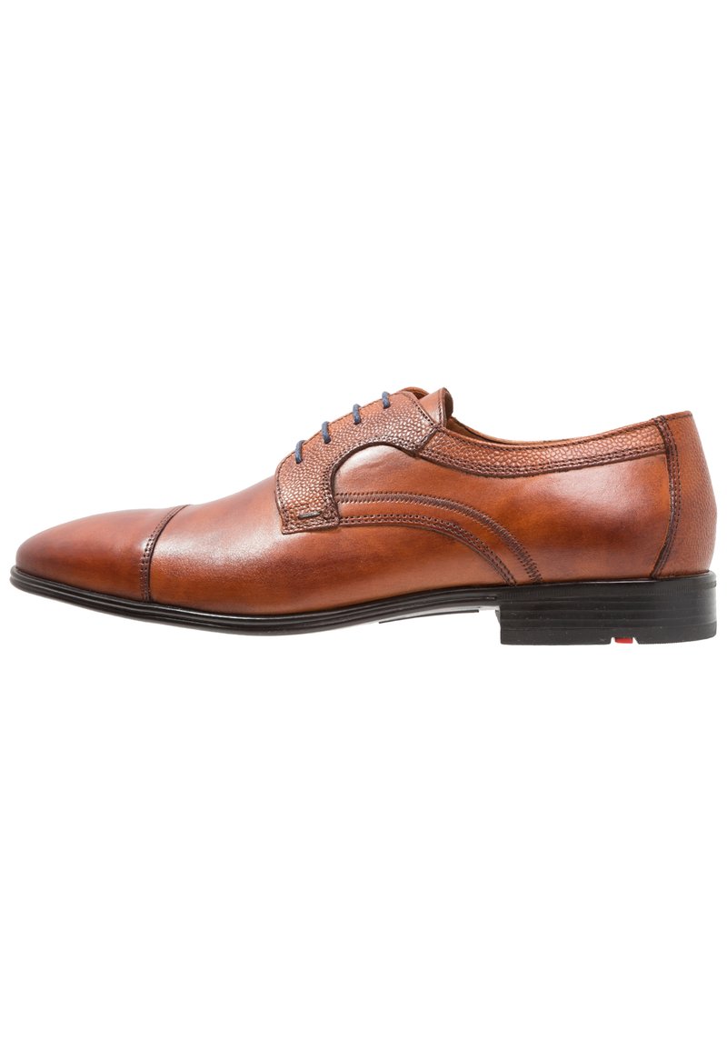 Braune Lederschuhe mit glatter Oberfläche, mit einer Kappenspitze, strukturierten Akzenten und blauen Schnürsenkeln auf einem niedrigen schwarzen Absatz.