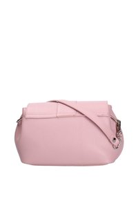 Borsa a mano in pelle rosa con una texture liscia, forma rettangolare e patta pieghevole. Presenta una tracolla removibile e accessori in argento.