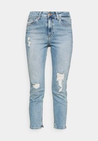 Jeans de denim azul claro con cintura alta, de corte ajustado, que cuentan con cortes desgastados en las rodillas y bordes deshilachados. Diseño clásico de cinco bolsillos.