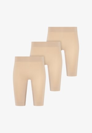 Trzy pary bezszwowych beżowych spodenek do kolan ułożonych w przesuniętym rzędzie z szerokimi pasami w talii.