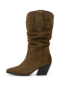 Bota de vaquero de ante marrón con punta afilada, diseño arrugado, bordado intrincado y tacón negro apilado con un acento metálico.