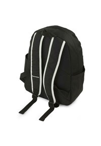 Mochila negra con respaldo y correas acolchadas, que presenta dos rayas gris claro. Incluye bolsillos laterales y un detalle del logotipo en la parte frontal.