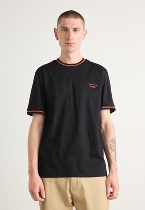 Schwarzes T-Shirt mit Rundhalsausschnitt und kurzen Ärmeln, mit kontrastierenden orangen Streifen am Kragen und an den Ärmeln sowie einem subtilen Logodetail auf der Brust.