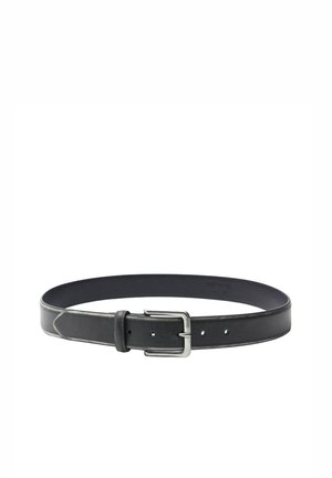 Ceinture en cuir noir avec une boucle rectangulaire argentée et plusieurs trous de réglage, présentée sur fond blanc.