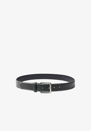 Ceinture en cuir noir avec une boucle rectangulaire argentée et plusieurs trous de réglage, présentée sur fond blanc.
