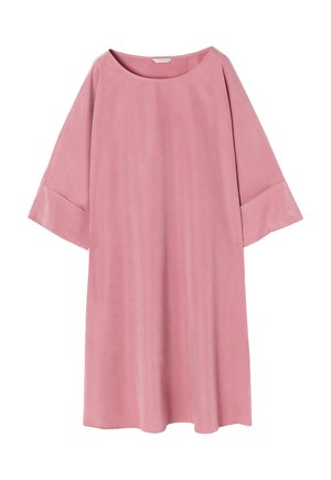 Roze jurk met een losse pasvorm, ronde halslijn en driekwartmouwen. Soepele textuur met subtiele glans. Geen patronen of hardwaredetails.