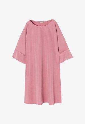 Rožinė suknelė laisvu siluetu, su apvalia iškirpte ir trims ketvirtadaliams rankovėmis. Lygus audinys su subtiliu blizgesiu. Be raštų ar detalės.