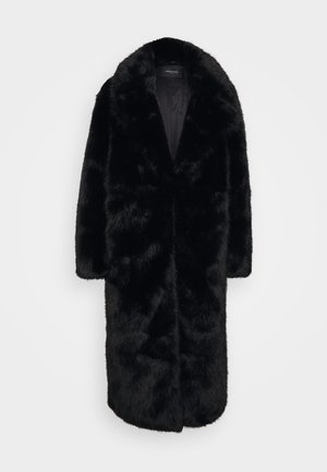 Cappotto in finta pelliccia nera con silhouette lunga, ampio colletto e senza chiusure visibili. Tessuto morbido e maniche ampie.