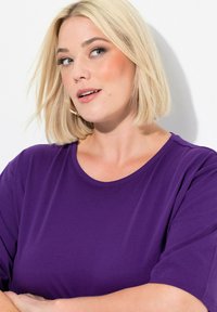 Ulla Popken PLUS SIZE BASIC SHORT SLEEVE TEE  - T-Shirt basic - deep violet