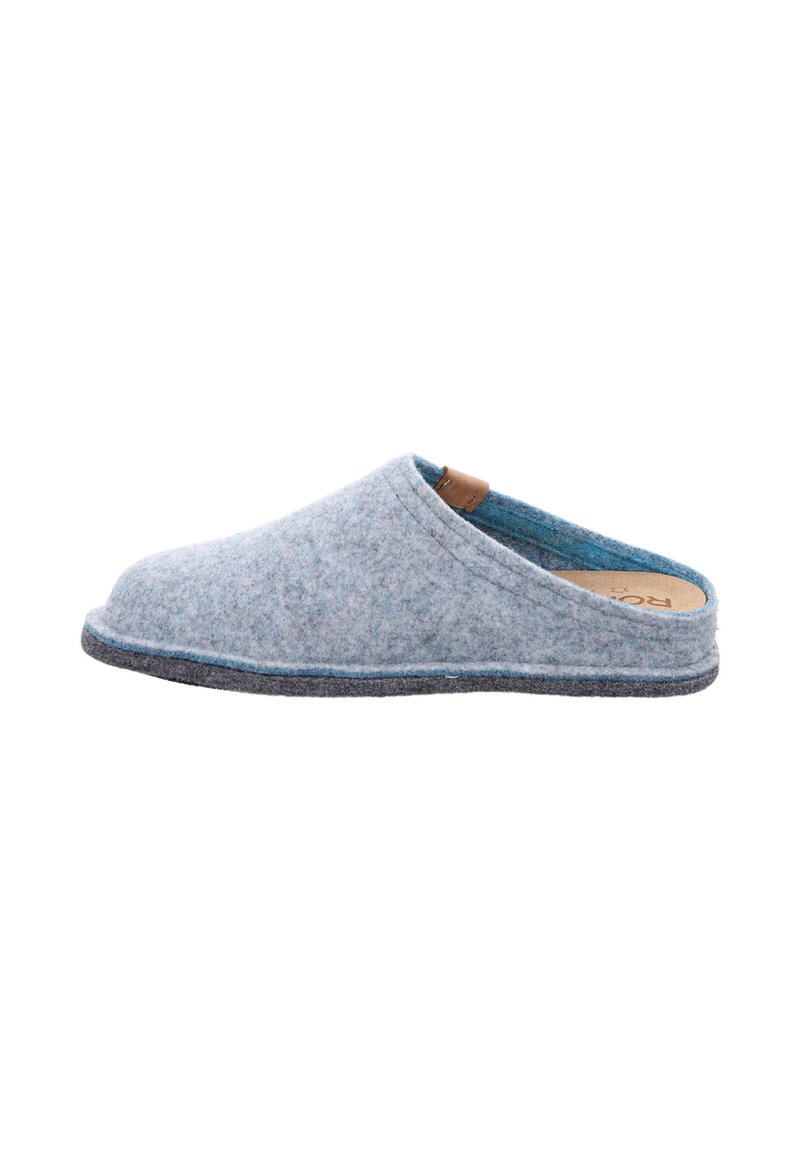 Pantofole in feltro blu chiaro, con punta arrotondata e suola in gomma grigia scura. Un accento in pelle vicino al tallone aggiunge un tocco di stile.