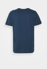 Mørkeblå bomulds T-shirt med korte ærmer, rund halsudskæring og lige snit; glat tekstur og rent design uden yderligere detaljer.