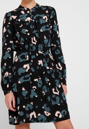 Robe noire avec des taches abstraites vertes et roses, taille froncée, manches longues, et un col mandarin ; fabriquée en tissu léger.