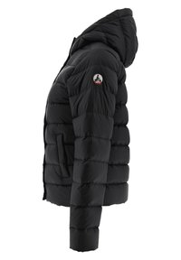 Giacca a vento nera con cappuccio, caratterizzata da sezioni trapuntate, una patch con logo sulla manica sinistra e chiusura frontale con zip. Texture liscia.