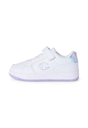 Biały sneaker z rzepem, perforowanym logo z boku, fioletową podeszwą i opalizującym detalem na pięcie. Brak ludzi.