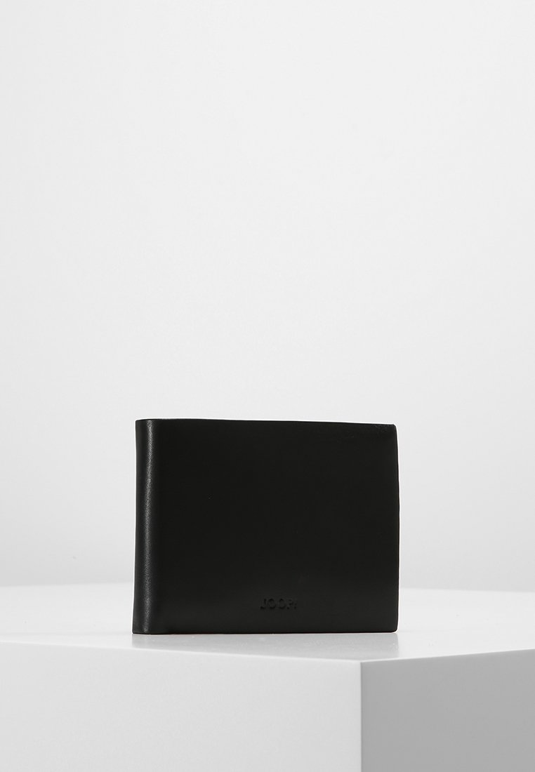 Portafoglio bifold in pelle nera con texture liscia, bordi arrotondati e branding discreto sul fronte. Design compatto e minimalista.