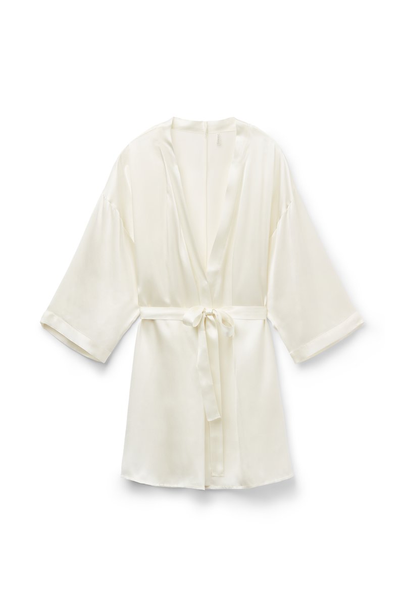 Vit satin kimono-liknande morgonrock med knytmidja, kimonoärmar och en mjuk textur, designad för en avslappnad passform.
