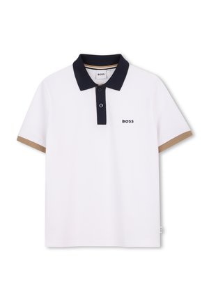Polo blanc à manches courtes avec col bleu marine, patte à deux boutons, poignets de manches beige et logo "BOSS" sur la poitrine gauche.