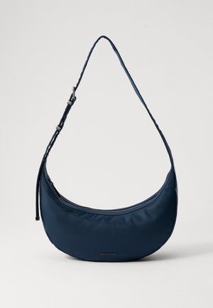 Navyblauwe schoudertas in halvemaanvorm met verstelbare riem en bovenste ritssluiting, met klein "Michael Kors"-logo aan de voorkant.