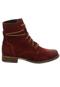 Bottine en suède rouge avec des lacets en cuir, des œillets en métal et un talon en bois empilé. Dispose d'un bout légèrement arrondi et de détails cousus.