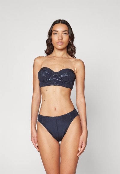 Mørkeblå bikini sæt med en struktureret strapless top med en skinnende finish og matchende høj talje underdel med sømdetaljer.
