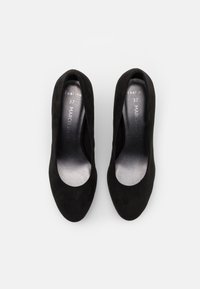 Černé nubukové lodičky na vysokém podpatku s kulatou špičkou a hladkým vnitřním podšitím. Velikost 37 vytištěná uvnitř oblasti paty.