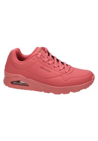 Różowe buty sportowe Skechers o gładkiej gumowej powierzchni, z perforowanymi detalami, wyściełanym kołnierzem i podeszwą z poduszką powietrzną dla komfortu.