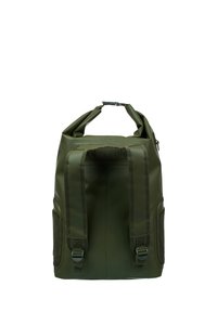 Sac à dos imperméable vert avec une fermeture à enroulement, des bretelles ajustables et des poches latérales. Texture lisse avec des coutures renforcées et des accents en matériel.