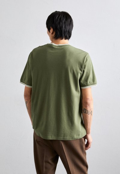 T-shirt verde oliva a maniche corte con scollo rotondo, caratterizzato da dettagli bianchi sul colletto e sulle maniche, realizzato in morbido cotone.