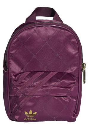 Petit sac à dos Adidas violet avec texture matelassée, poche avant, logo doré et poignée de transport supérieure.