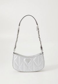 Balta patentuotos odos rankinė su išlenkta forma, dygsniuotu raštu, sidabrine aparatūra ir grandinės dirželiu. Priekyje yra ryškus logotipas.