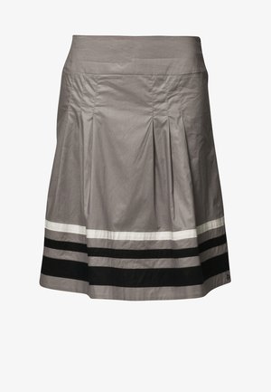 Jupe grise plissée, avec des rayures horizontales noires, blanches et grises à l'ourlet. Texture lisse et taille ajustée.