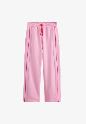 Lichtroze joggingbroek met elastische tailleband, rode trekkoorden en verticale rode en lichtblauwe zijstrepen.