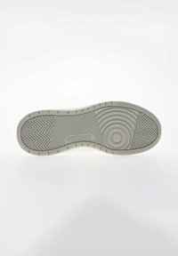 Szara gumowa podeszwa z wzorzystymi rowkami, okrągłymi akcentami i logo "SKECHERS". Posiada zygzakowaty bieżnik zapewniający przyczepność. Płaski i zaokrąglony kształt.