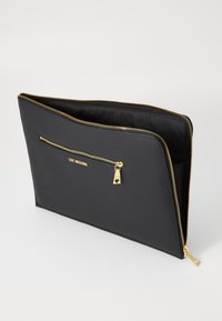 Sort syntetisk laptop sleeve med guldfarvet hardware, der har en stor hovedlynlås og en frontlomme med lynlås. Glat tekstur.