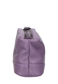 Borsa cosmetica viola in pelle con superficie texturizzata, forma rettangolare e dettagli della chiusura con cerniera argentata nella parte superiore.