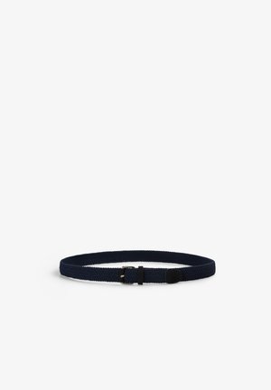 Cinturón trenzado de tela azul oscuro con hebilla de metal negra y detalle de cuero, exhibido enrollado sobre un fondo blanco.