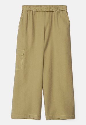 Pantalons larges couleur kaki avec une taille élastique, des poches latérales et une poche cargo avec des coutures jaunes contrastantes.