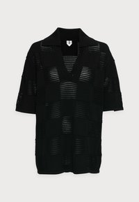 Pull-over tricoté noir à manches courtes avec un col en V et un motif en maille ajourée. Caractéristiques d'une texture à damier et d'une coupe décontractée.